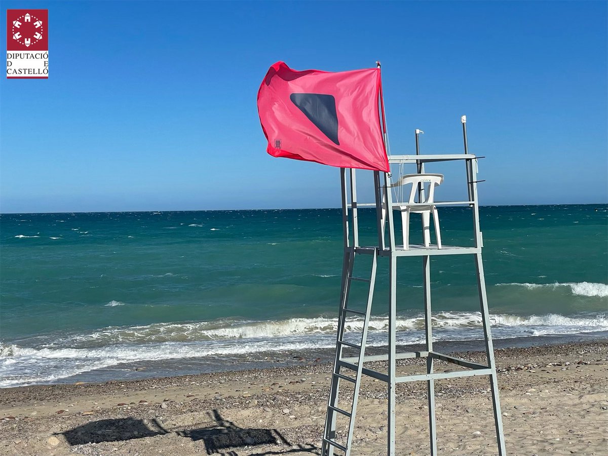 BombersDipcas's tweet photo. Ja hem començat #LEstiu. Respecta sempre les indicacions del servei de socorristes de la platja. En dies com hui, moltes platges de la nostra costa tenen bandera roja. Mai entres a la mar en aquests casos. #SeResponsable. És la teua vida. #GaudeixLEstiu. @BombersDipcas https://t.co/zNPuJRul5u