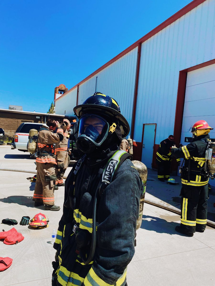 cb_collier's tweet photo. I love my life, my marriage makes me happy. Being a cat mom makes me happy. Continuing my education &amp; following my dreams makes me happy. Times like these counting your blessings &amp; not your problems is key🤍 We are blessed with a new home,new jobs &amp; opportunities 👩🏻‍⚕️🧑🏻‍🚒🏡 https://t.co/y1Ri5dZjVt