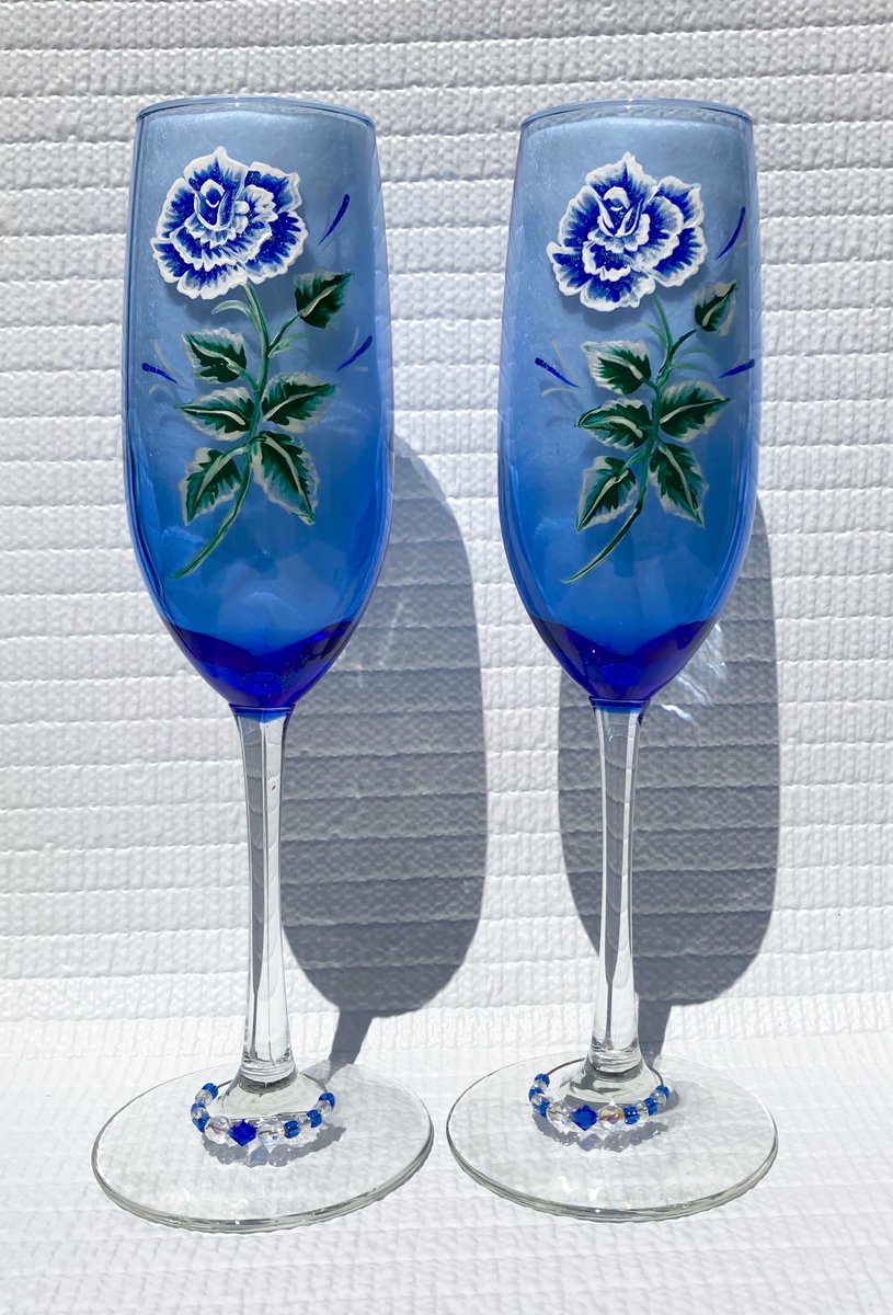 etsy.com/listing/517212… #champagneglasses #champagneflutes #weddingtoastglasses #TMTinsta #somethingblue #bluewedding #anniversarygift #engagementgift