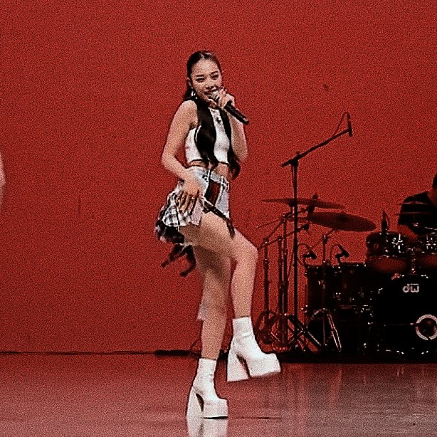 queen_somin's tweet photo. Somin in It's live 🔥
#Ring_The_Alarm #RE_MEMBER #KARD #SOMIN https://t.co/wYjxc819PC