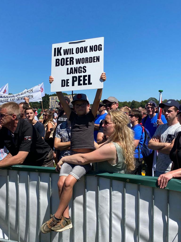 Het aantal boeren rond de Peel neemt de laatste jaren in hoog tempo af. Gelukkig zijn er nog jongeren die boer willen worden langs de Peel. Dat moeten we koesteren, voor behoud van een mooi landschap, leefbaar gebied en gezond voedsel uit de regio! <a href="/ZLTO/">ZLTO</a>