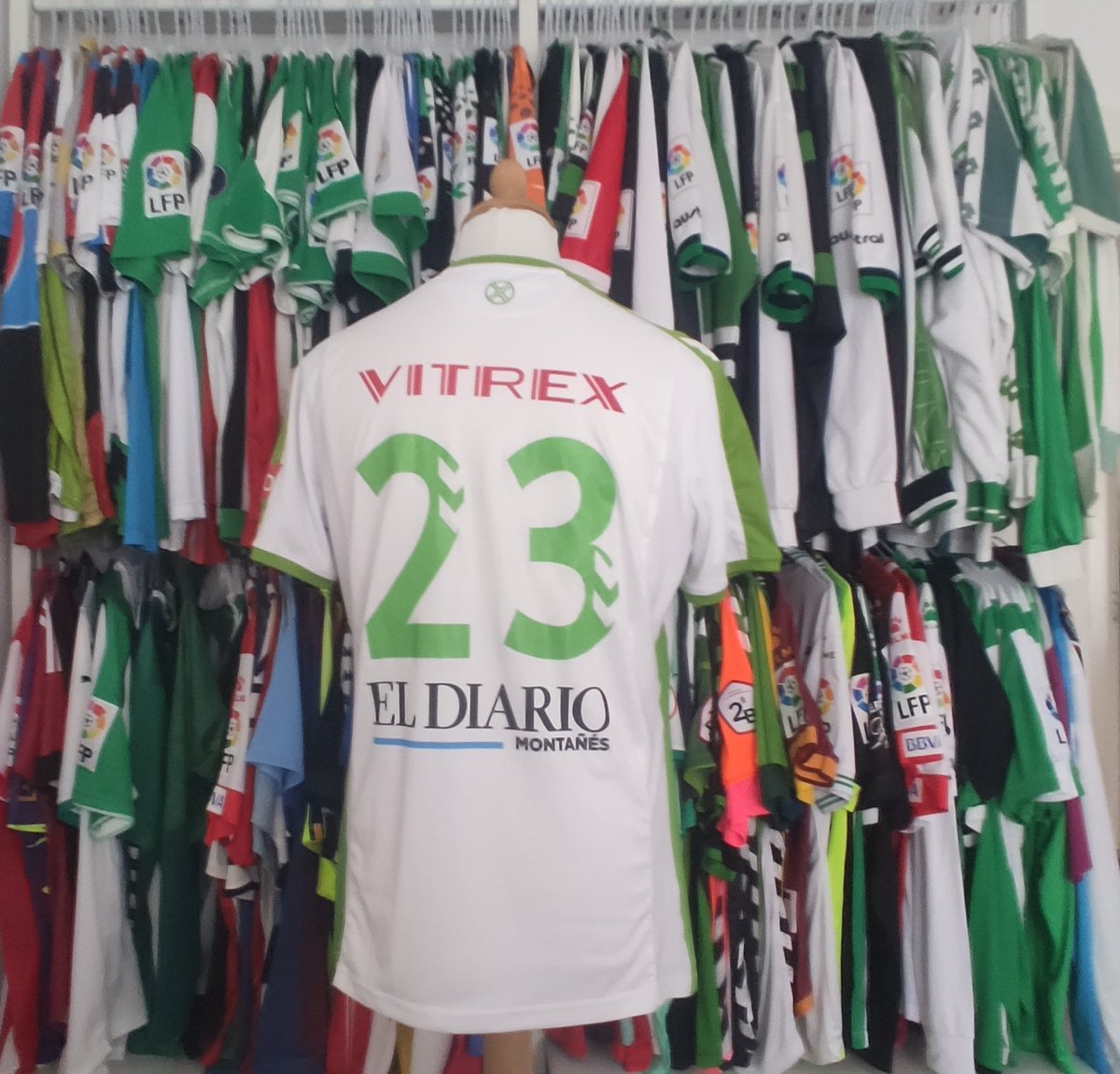 ArmadurasRacing's tweet photo. Camiseta de la pretemporada 17-18 utilizada por @MarioMusy Seguro que a  @RafaMusy le hace tanta o más ilusión que a mí 😊

Agradezco a @potamitorrc que me haya proporcionado esta camiseta 😉 https://t.co/vlUGkU494X