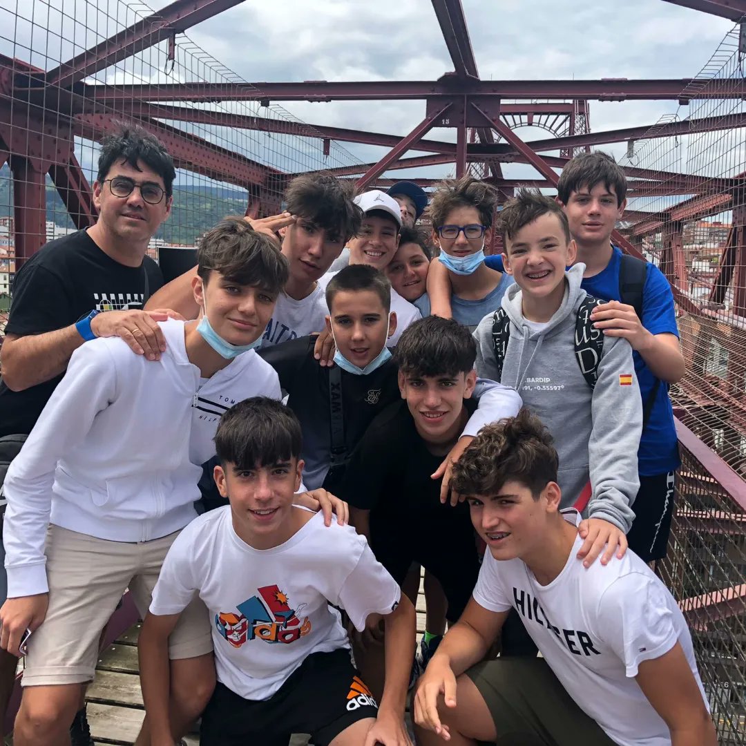 Último día de 🚌 viaje 2ESO 
Hemos dejado el albergue Salesiano de Urnieta, agradecidos a la comunidad por la acogida. 👏Hemos visitado el Guggenheim de Bilbao y hemos disfrutado de la exposición MOTION y hemos subido al puente de Vizcaya en Getxo.
¡Geniales 3 días! #findecurso