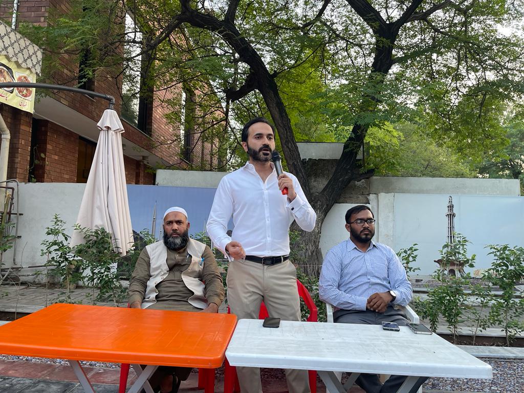 arsi_87's tweet photo. Your boy doing some politics after dars e Quran at madinah market F-8 Islamabad . Probably my first political public speaking . Was tough though 🤐 https://t.co/qjH1rnH3xr