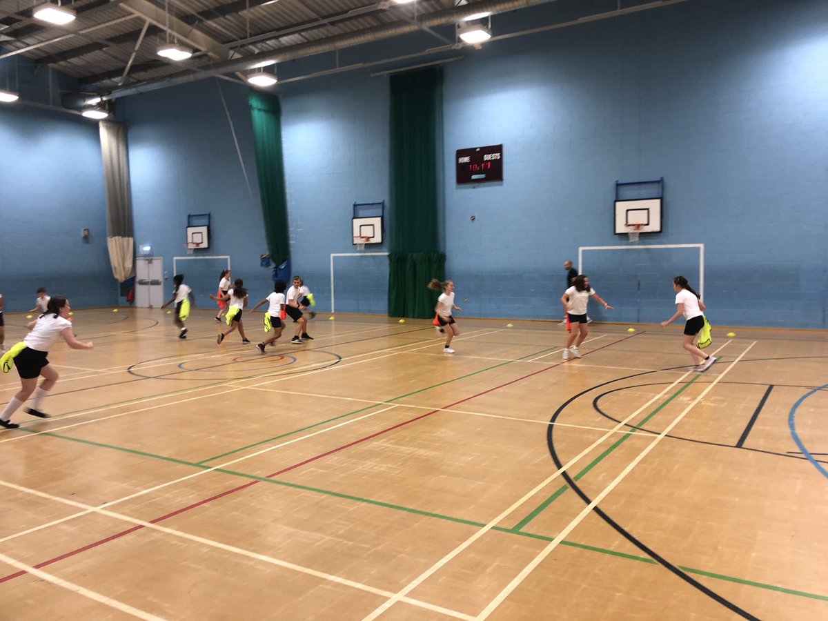 stevenageSFT's tweet photo. @Barnwell_PE and @AlleynePe have been running Year 6️⃣ 👉 7️⃣ transition sessions to their feeder primary schools🏃‍♀️.

This has given students the opportunity to experience a secondary style PE lesson and see the facilities at their new school💪🎗.

Helping with their next step👏. https://t.co/uYsRYpBZXO