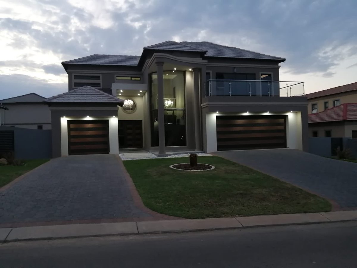 XekiHlongwane's tweet photo. Day              vs            Night😍
#RibyeArchitects https://t.co/xK1TC5jysq