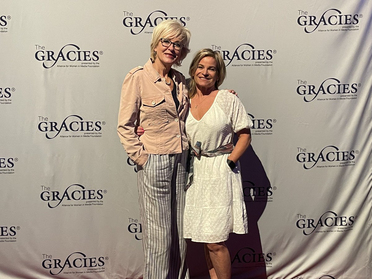 Lori & Julia tweet media