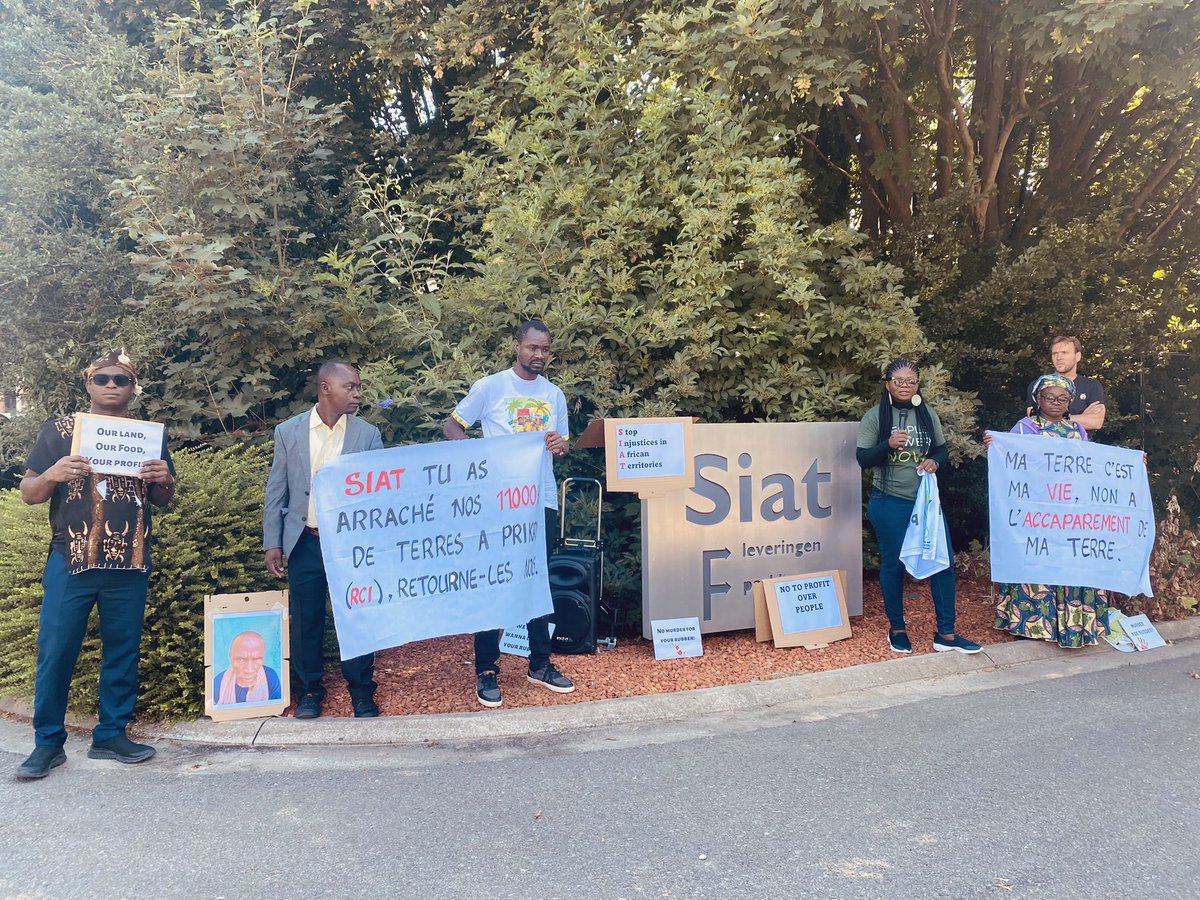 AnneChaG23's tweet photo. Cinq représentants de communautés africaines ont manifesté contre l’entreprise belge, SIAT, active dans le  caoutchouc et l’huile de palme devant le siège à Bruxelles. Ses clients internationaux ? Unilever, Nestlé, Michelin entre autres. Mais pourquoi protester ? ⤵️ @lalibrebe https://t.co/EA3fFIvTfY