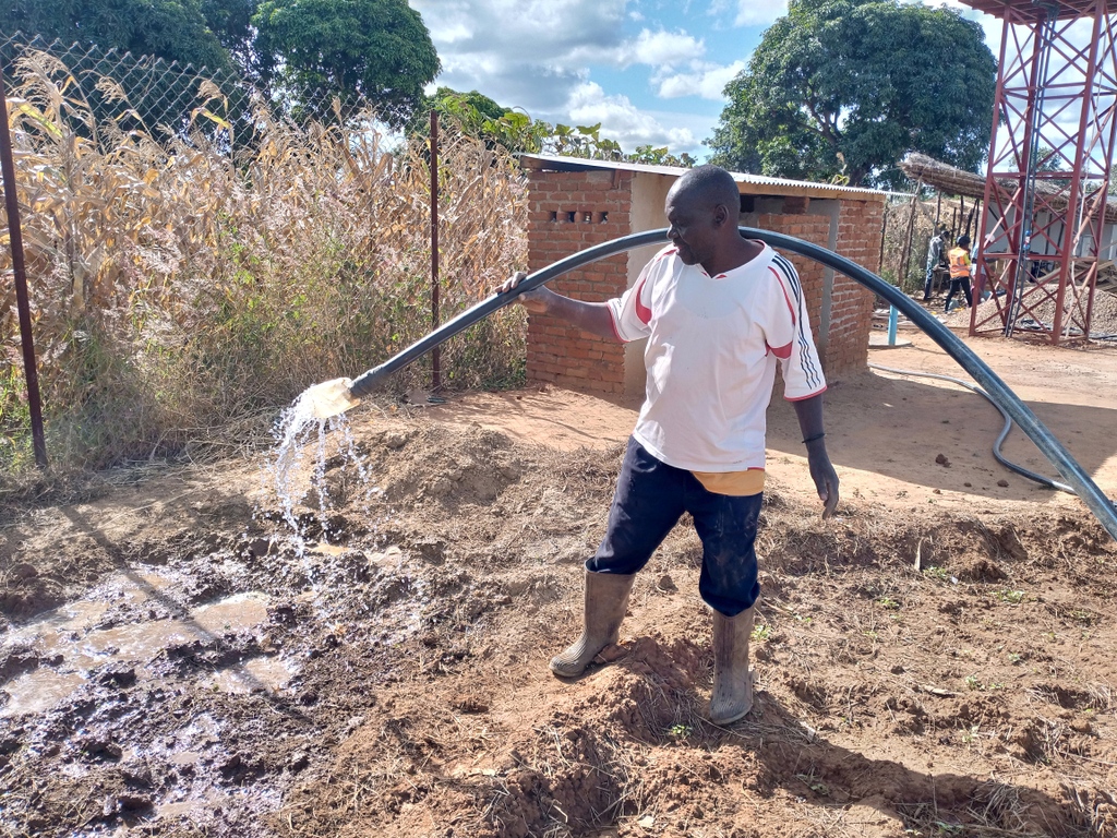 movingwindmills's tweet photo. 📸 Kenesi M'bwana tending his dry season garden🙏🏾Solar + Farming
#EverLearning #AppropriateTechnology #Kasungu https://t.co/zFS0UdenyV