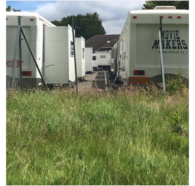 LadyT510's tweet photo. Season 7 BTS Outlander Film Crew
Spotted in Pollock Park in Glasgow
Cast Trailers & everything that comes with filming...
#Outlander #FilmingBTS #Glasgow #Scotland #Outlanderseason7 #OutlanderBTS https://t.co/KQT768kaEf