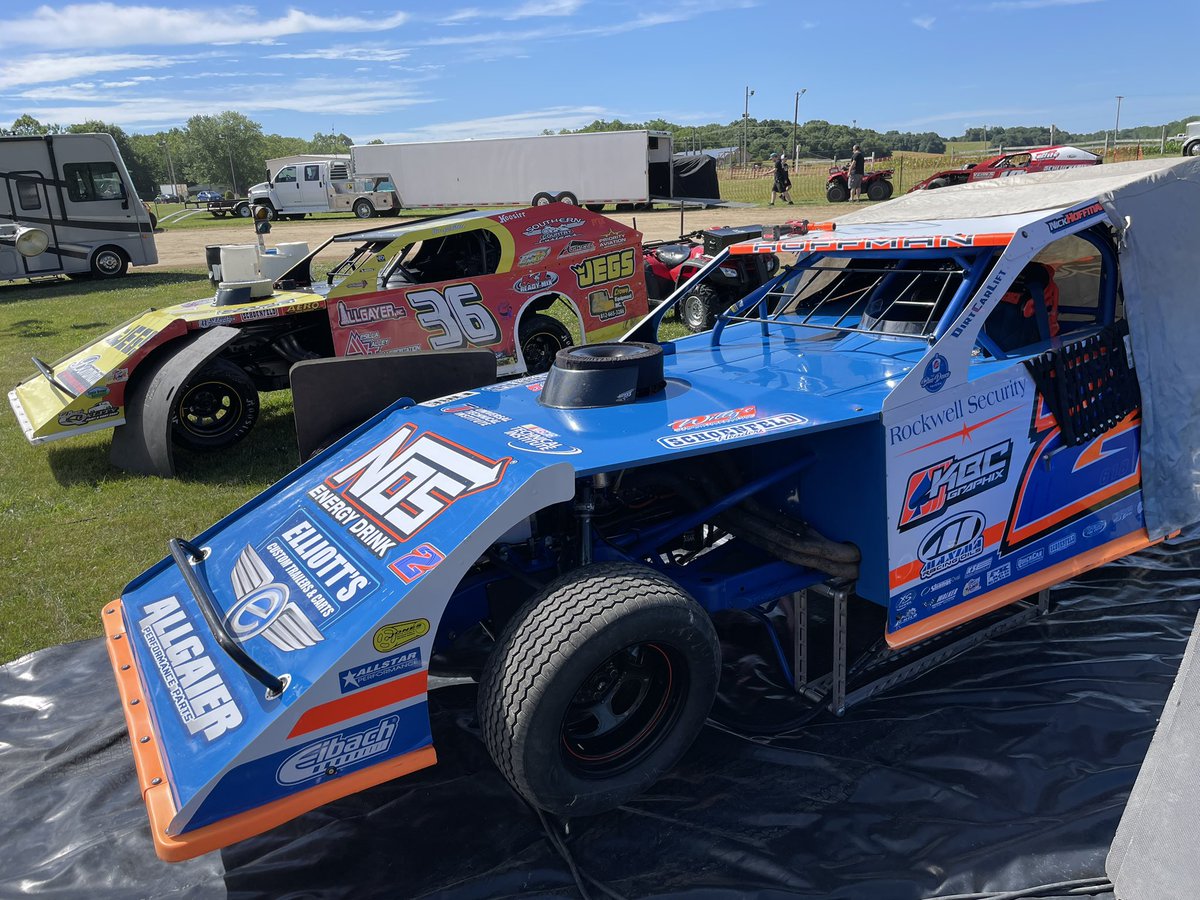 SummerNationals's tweet photo. Best buds 🤜🏻🤛🏻

@Kenny_Wallace visits @AdamsCoILSpdwy tonight, pitted right next to his chassis builder @Nick_Hoffman2.

Wallace has one win here already this year, while Hoffman won the most recent #SummitMods race here in 2019. https://t.co/20PKNuZnDK