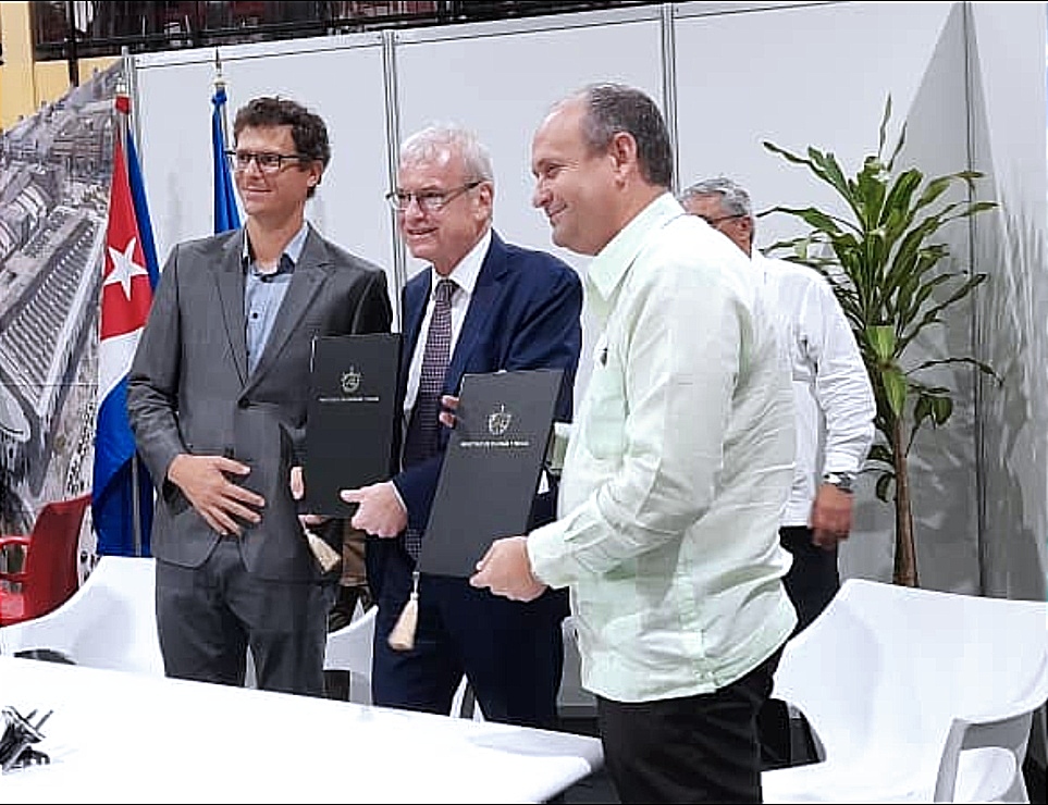 FranceACuba's tweet photo. Hoy, se firmó una carta de intención entre @Patrice_Paoli y  @arronte_livan, Ministro de @EnergiaMinasCuba en la 2nda Feria Internacional de Energías Renovables, con el fin de acelerar el desarrollo de las energías renovables en Cuba.
   
#FranciaEnCuba
#PorUnDesarrolloSostenible https://t.co/A6Y5g3FLDQ