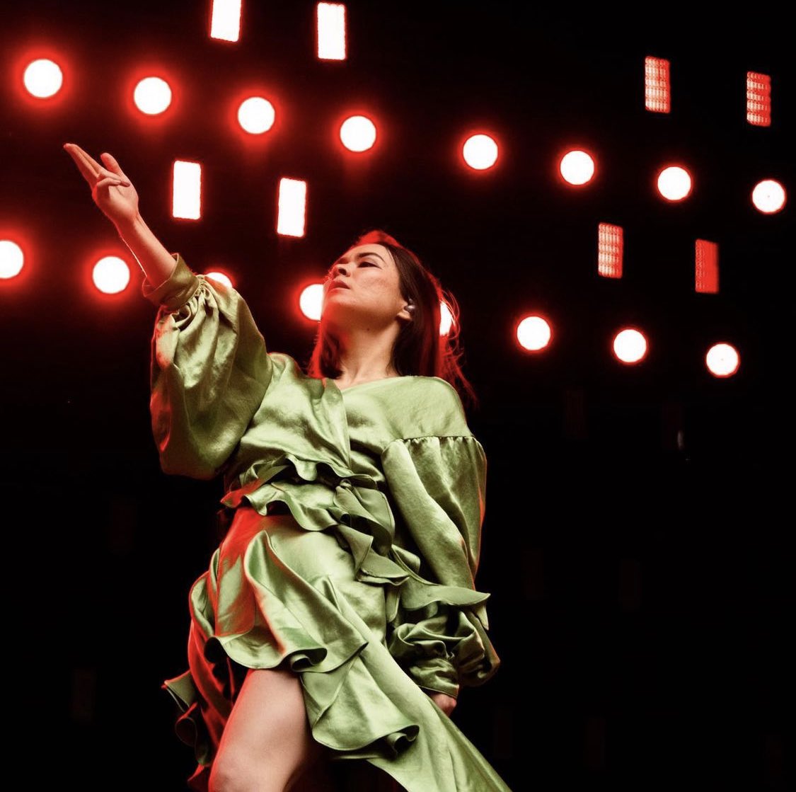 days2mitski's tweet photo. god mitski is breathtaking https://t.co/gkWIgHhe2f