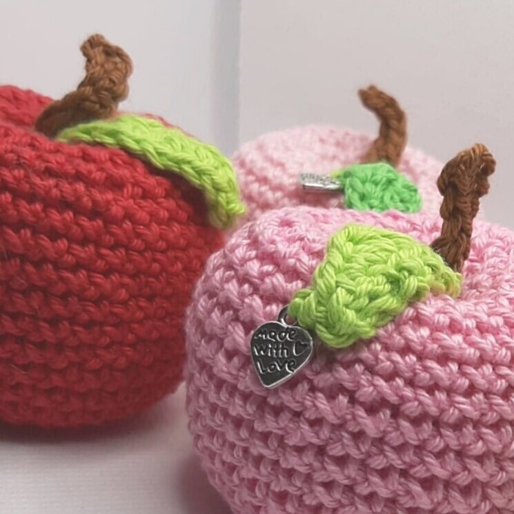 sec3wishes's tweet photo. 🍎Crochet Apple #Keyrings🍎 at https://t.co/nQBt6j1LvE ♥️ #handmade #etsyuk #etsy #handmadekeyrings #keychains #crochet #amigurumi #apples #crochetkeychains #knittingtwitter #giftideas #gifting #handmadegifts https://t.co/dP8pxNHIdh