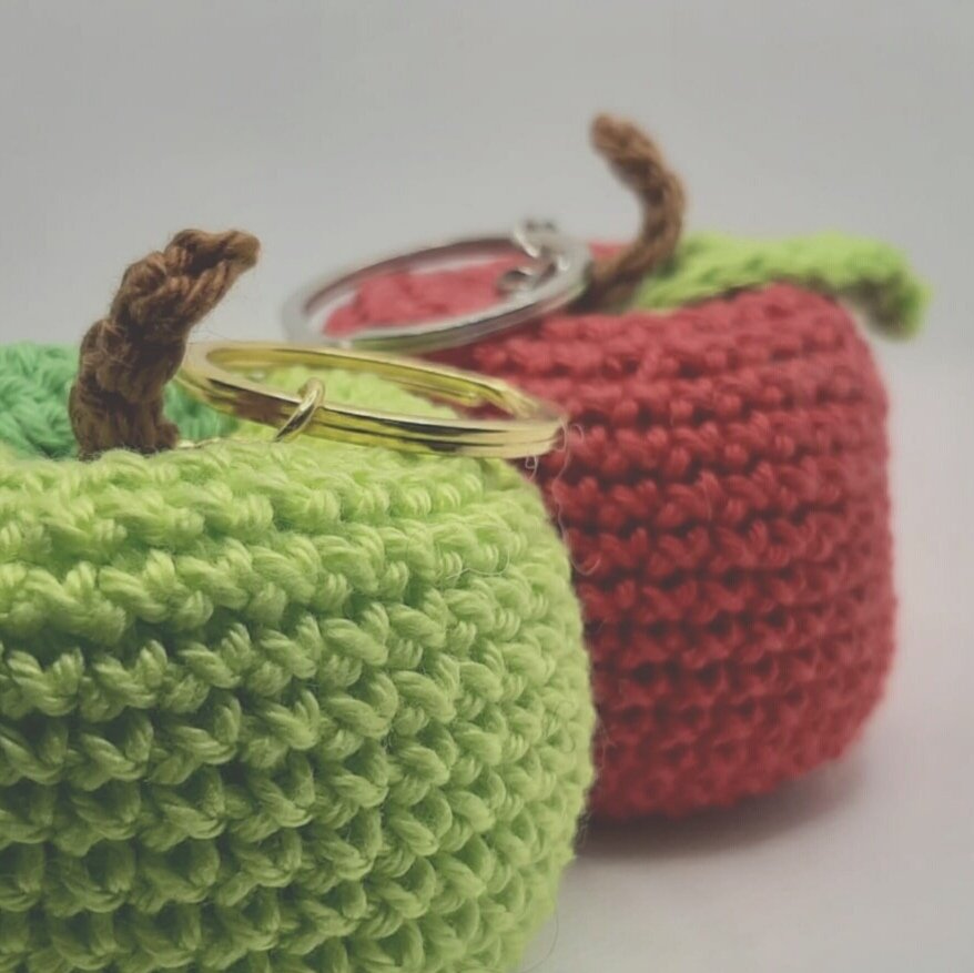 sec3wishes's tweet photo. 🍎Crochet Apple #Keyrings🍎 at https://t.co/nQBt6j1LvE ♥️ #handmade #etsyuk #etsy #handmadekeyrings #keychains #crochet #amigurumi #apples #crochetkeychains #knittingtwitter #giftideas #gifting #handmadegifts https://t.co/dP8pxNHIdh