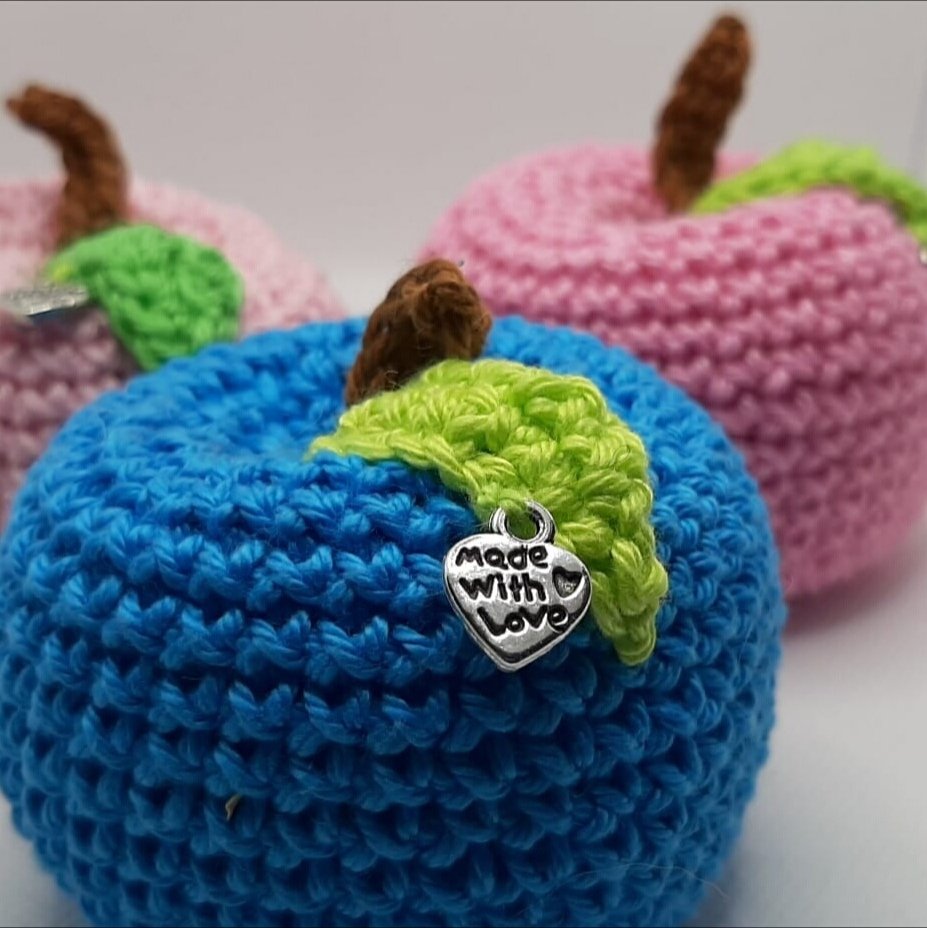sec3wishes's tweet photo. 🍎Crochet Apple #Keyrings🍎 at https://t.co/nQBt6j1LvE ♥️ #handmade #etsyuk #etsy #handmadekeyrings #keychains #crochet #amigurumi #apples #crochetkeychains #knittingtwitter #giftideas #gifting #handmadegifts https://t.co/dP8pxNHIdh