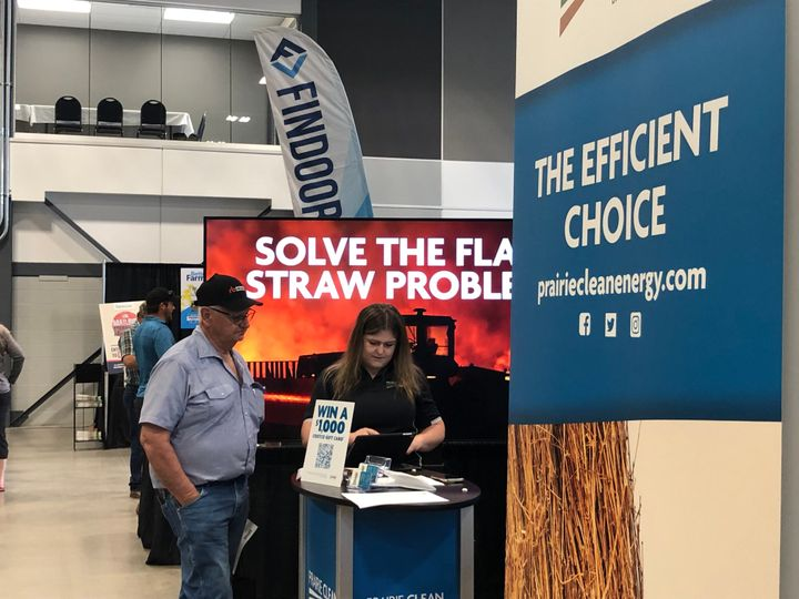 PrairieCleanEn's tweet photo. We keep getting tonnes of visitors at our Canada’s Farm Show booth and talking with producers about signing flexible sales agreements for flax straw. Great questions! Keep them coming!

#BiomassEnergy #CanadasFarmShow #CFS22 #SaskAg #CdnAg https://t.co/ef5rdEk0jQ