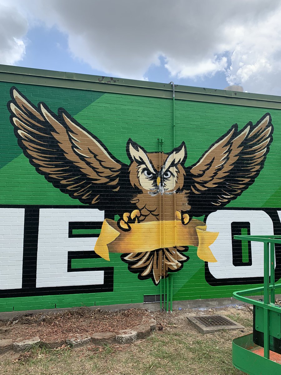 TBradleyMurals's tweet photo. Didn’t quite finish the outdoor mural @osborneowls but 🤞🏻🤞🏻 tomorrow!! Inside we added details on the “DREAMS” &amp; the reading nook! https://t.co/q4pTgJ3bv6