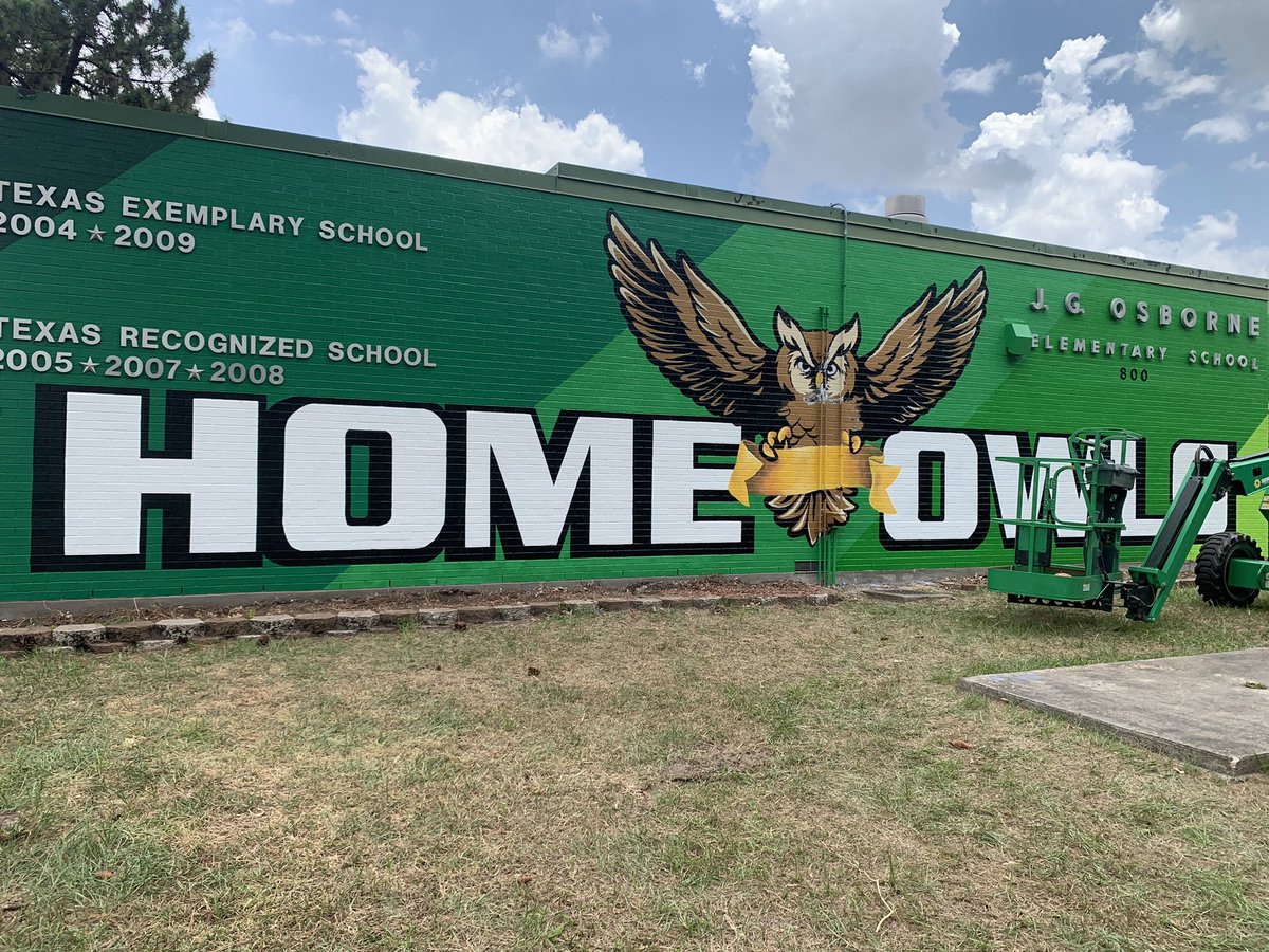 TBradleyMurals's tweet photo. Didn’t quite finish the outdoor mural @osborneowls but 🤞🏻🤞🏻 tomorrow!! Inside we added details on the “DREAMS” &amp; the reading nook! https://t.co/q4pTgJ3bv6