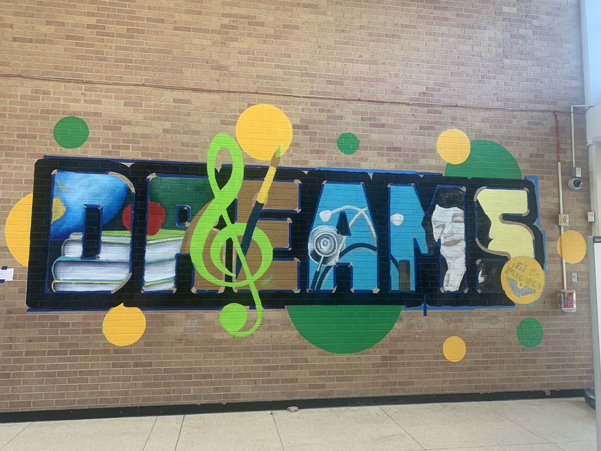 TBradleyMurals's tweet photo. Didn’t quite finish the outdoor mural @osborneowls but 🤞🏻🤞🏻 tomorrow!! Inside we added details on the “DREAMS” &amp; the reading nook! https://t.co/q4pTgJ3bv6