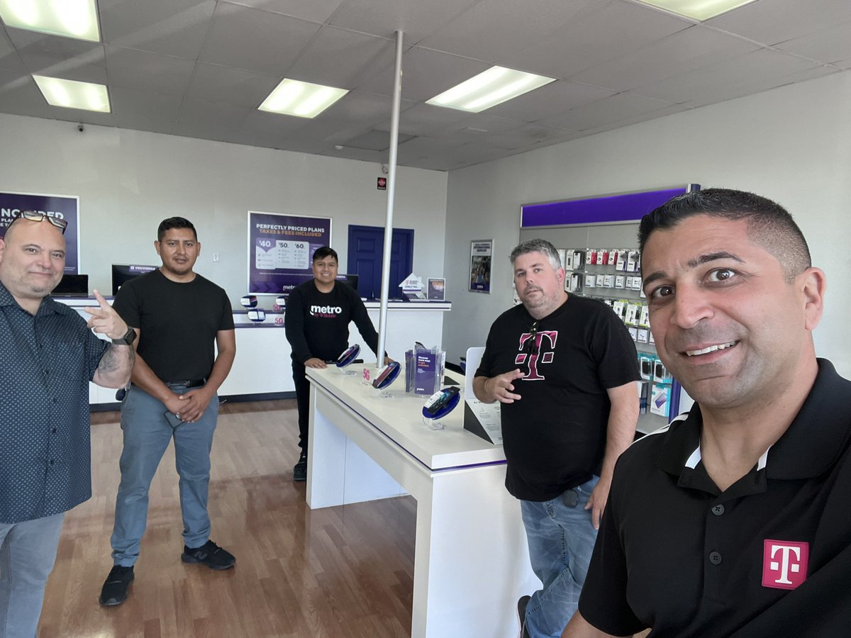 Partner visit at Metro with Spiked Holdings and T-Mobile for Business. #everyoneworkingtogether #oneteamonedream @BenEscriva @antosh_cole @TraceyNielsen99