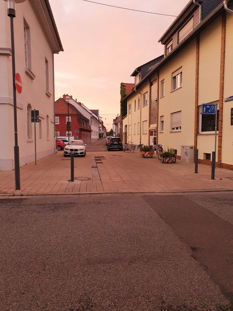 LivableCitiesDE's tweet photo. Durchgehende Bürgersteige signalisieren Autofahrern, dass sie einen Bereich für Fußgänger überqueren. Dadurch fahren sie automatisch langsam und mit mehr Rücksicht auf Menschen außerhalb von Autos. Auch Innenstädte können durch solche Maßnahmen an Aufenthaltsqualität gewinnen. https://t.co/9GHizYKUJz