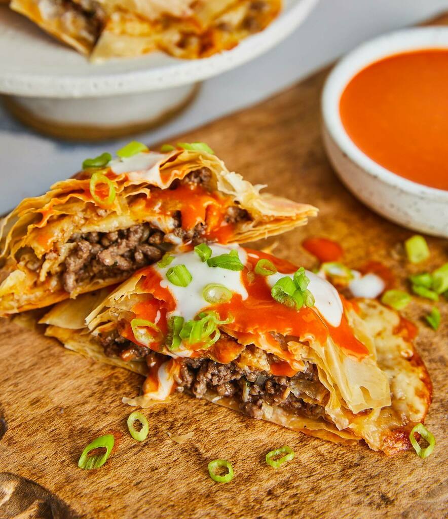 SouthernFatty's tweet photo. ☀️ What better way to celebrate summer than with some seriously savory, delish soul food?! (#𝚊𝚍) Buffalo Beef Mozzarella Pies filled with Laura's Lean™ 96% Lean Ground
Beef, 🔥 buffalo sauce, melted 🧀 mozzarella all wrapped in a 🥧 crispy pastry cr… https://t.co/j0kOCXXGnx https://t.co/fykAUiRZ0W