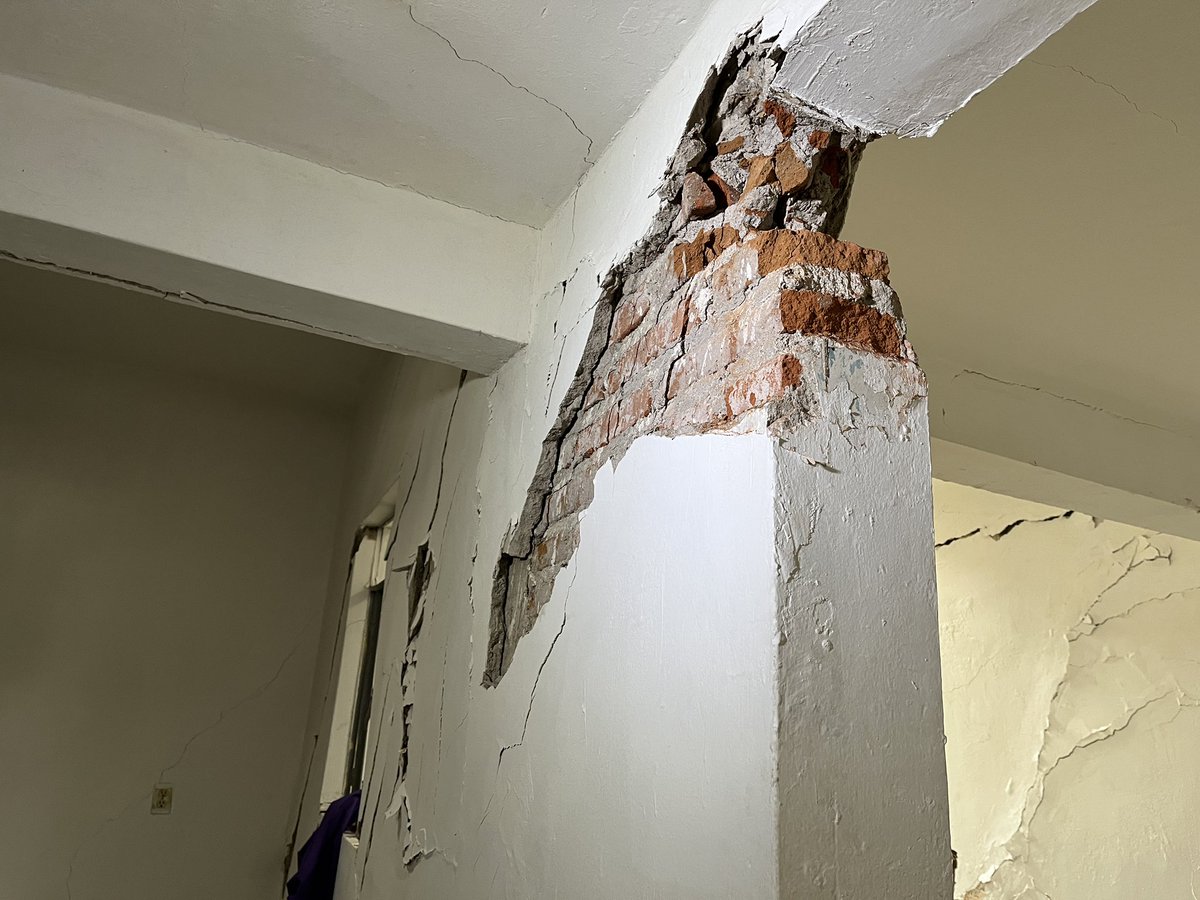 berthareynoso's tweet photo. Derivado de una falla geológica que atraviesa de norte a sur la ciudad de Zapotlán El Grande, Jalisco, se originó un sismo de magnitud 2.4 que provocó grietas en calles, avenidas, un jardín, en 102 inmuebles, de los cuales 22 ya no podrán ser habitados. https://t.co/fX9rd2CHmi