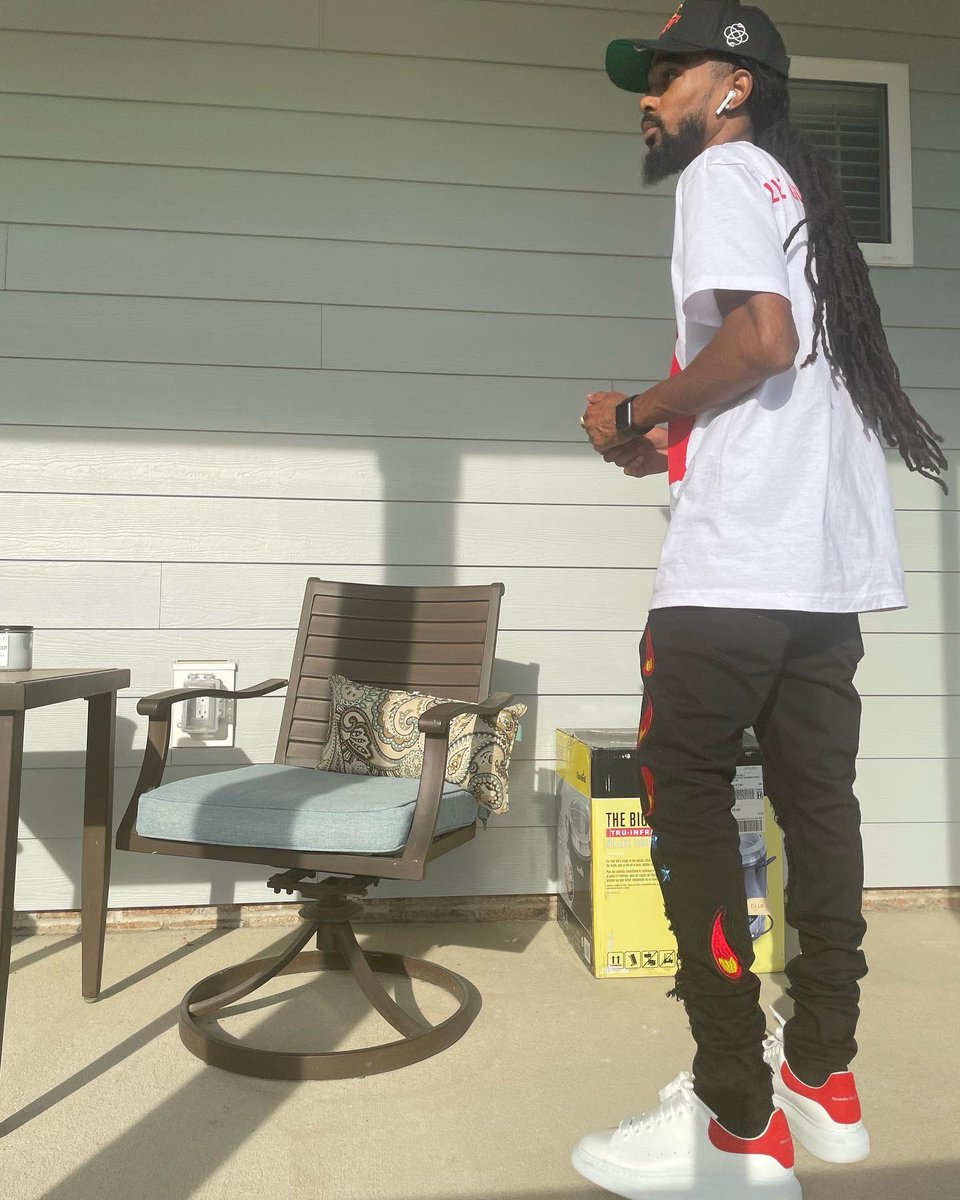 SirYaBillMe's tweet photo. I M  S O  G R O O V Y 🎸🤑
#YaBillMe #LavishHustle https://t.co/2mS1SOXtZl