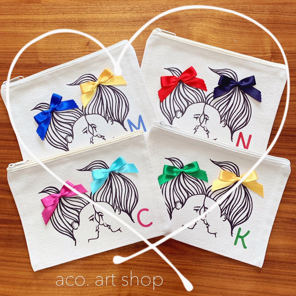 aco_artshop_77's tweet photo. 🌈ニコニコリボンポーチ♩
リボン と イニシャル
11色の中から選べます♩🤹‍♀️
#aco_artshop
creema minne出品中です♩
https://t.co/3iqH4CX5a9
Instagram
https://t.co/5rV0FIgcuT…

#カラフル #夏 #メイクポーチ
#カスタムオーダー #名入れ 
#ポーチ #リボンポーチ #minne #creema #リボン #文字入れ https://t.co/RInu4jUn9A