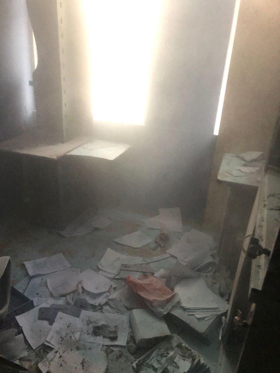 4pelagatos4's tweet photo. Destrozos en la Fiscalía. Quieren desaparecer expedientes. Con esto se disipan muchas dudas sobre quiénes están tras el paro https://t.co/r3lH4bJGk6