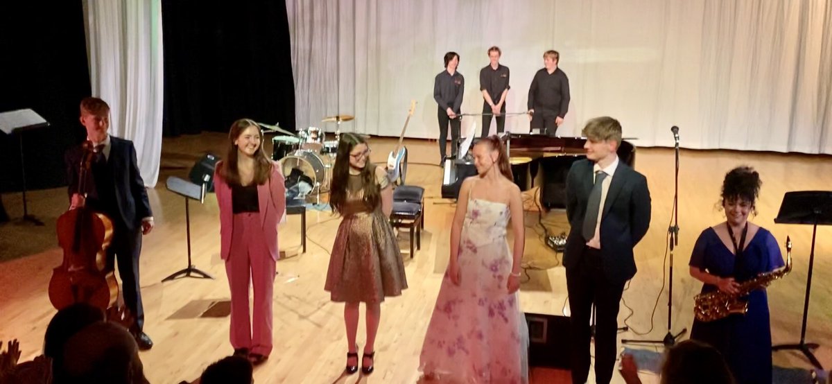 Congratulations to our S6 @edinburghcoems leavers who put on an absolutely wonderful show at @BroHighOfficial for us tonight! It was such a joy and a pleasure to be able to join you in school once again and hear you all play ❤️ 👏👏to you and your wonderful teachers!