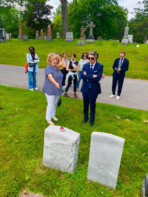 ChRaisonnier's tweet photo. Visite du sénateur @mickaelvallet et de @Benjamin_Boutin au cimetière national du Canada 🇨🇦 à @BeechwoodOttawa. Apres avoir vu le monument @AmicitiaFRCA avant sa prochaine inauguration, ils ont pu se recueillir sur les tombes de soldats 🇫🇷 ! @DrALevesque @FrankMarchetti https://t.co/D7bx6mUxQD