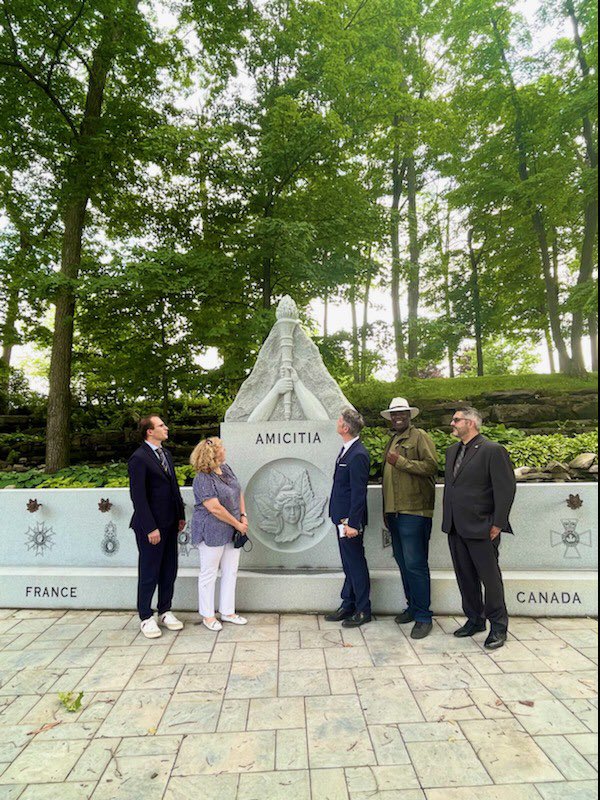 ChRaisonnier's tweet photo. Visite du sénateur @mickaelvallet et de @Benjamin_Boutin au cimetière national du Canada 🇨🇦 à @BeechwoodOttawa. Apres avoir vu le monument @AmicitiaFRCA avant sa prochaine inauguration, ils ont pu se recueillir sur les tombes de soldats 🇫🇷 ! @DrALevesque @FrankMarchetti https://t.co/D7bx6mUxQD