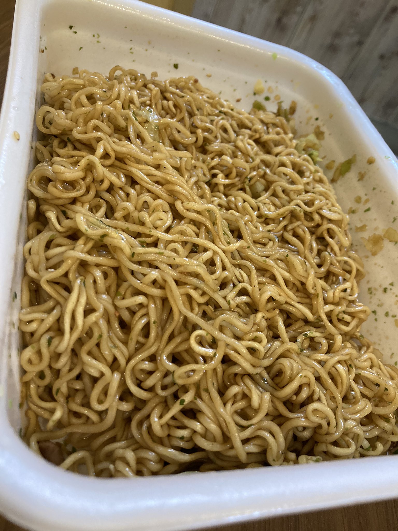 麺獅子 カップ麺を食べて感想を言う男 Menjishi Twitter