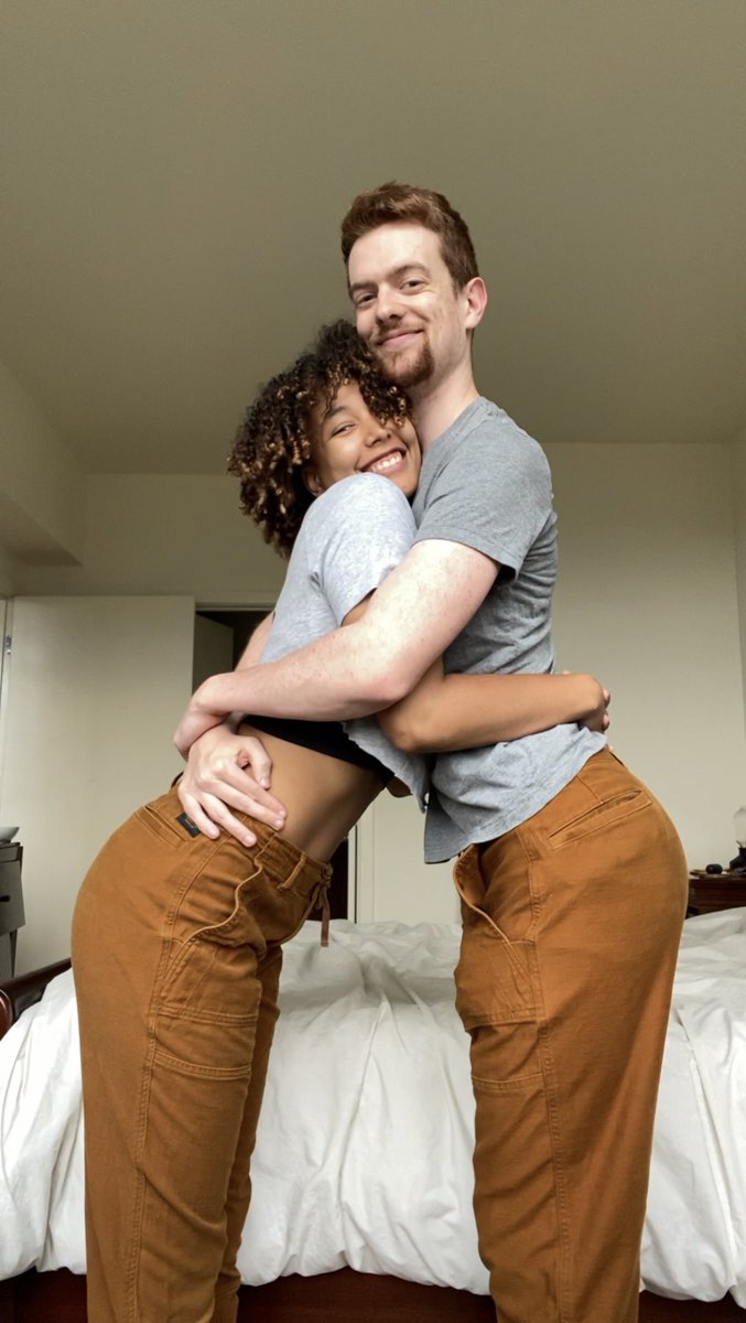 thetidefalls's tweet photo. Same pants, different people! https://t.co/CwCtDvyxls