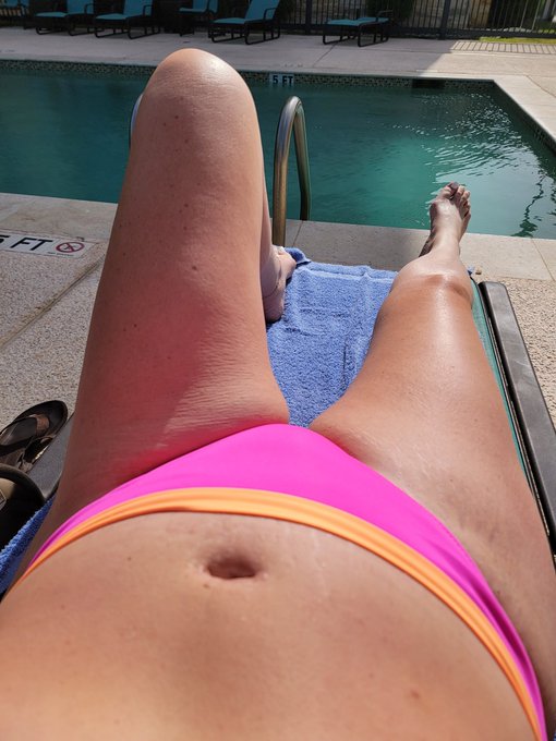 Gettin some sun!! 😎 https://t.co/bm9d4h9obG<a href="/tag/tittytuesday"class="tags"><span>#tittytuesday</span></a>