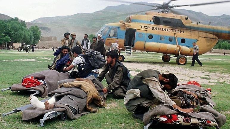 womenaidafghan1's tweet photo. هلیکوپتر تاجیکستان در نخستین لحظات  برای  کمک   رسانی در ساحه زلزله زده  پکتیکا  .
این را می گویند همسایه نیک https://t.co/wIbiMzMpAb