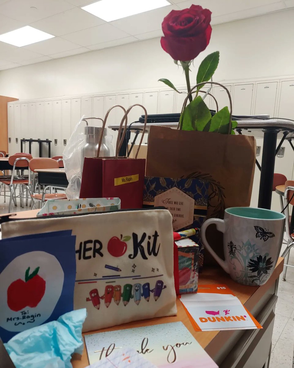 Ragin111's tweet photo. NPHS graduation day &amp; the last day with my 6th grade bunch. 🙃  Have a great summer, all! 🙂🍎 https://t.co/gcQe9xX56A