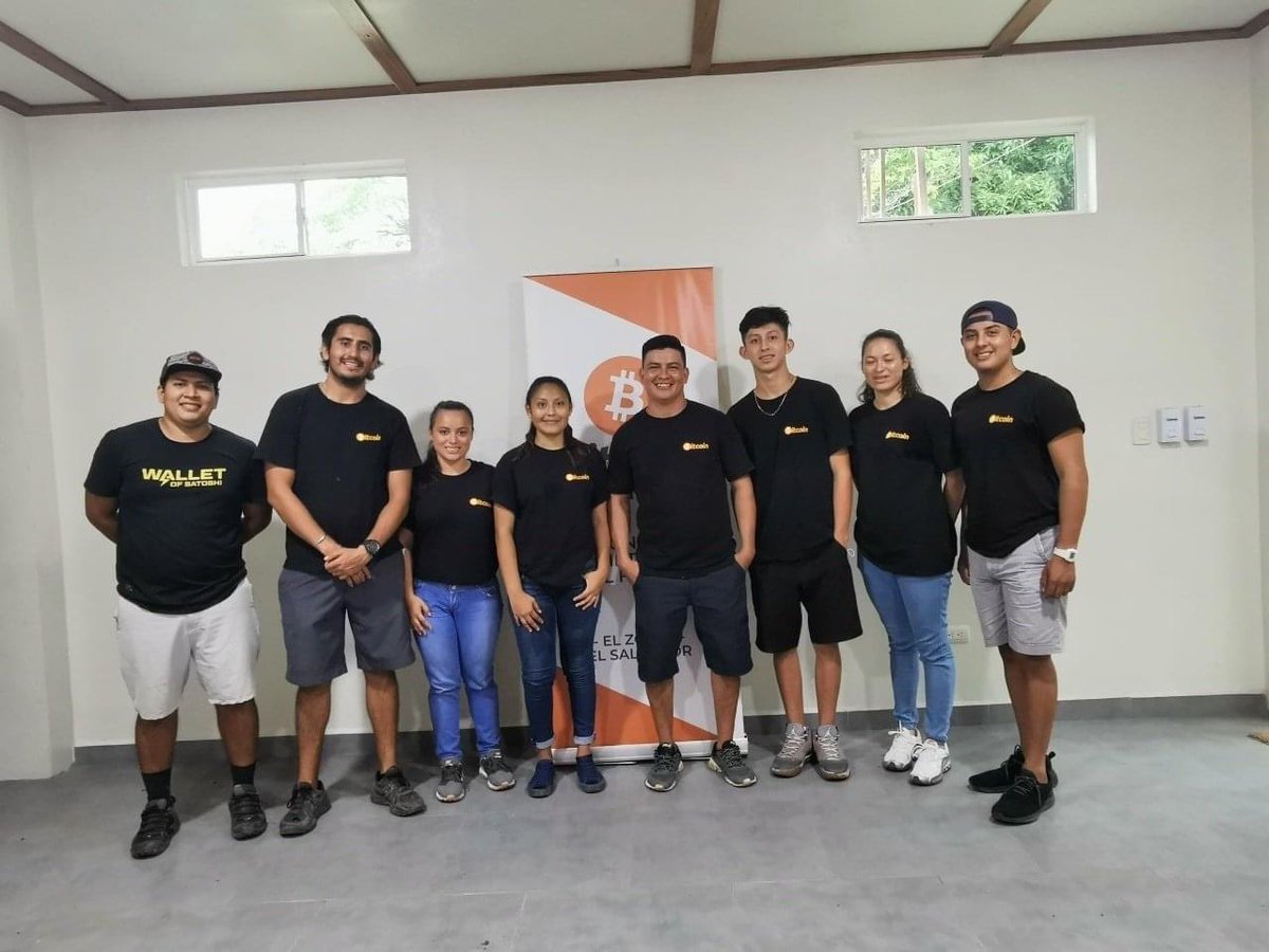 romanmartinezc's tweet photo. Felicidades a todos por ser los mejores profesores 👨‍🏫 since 2019 #Bitcoin education for everyone!! Congratulations teachers 👩‍🏫👨‍🏫 https://t.co/l7WBoINIUg
