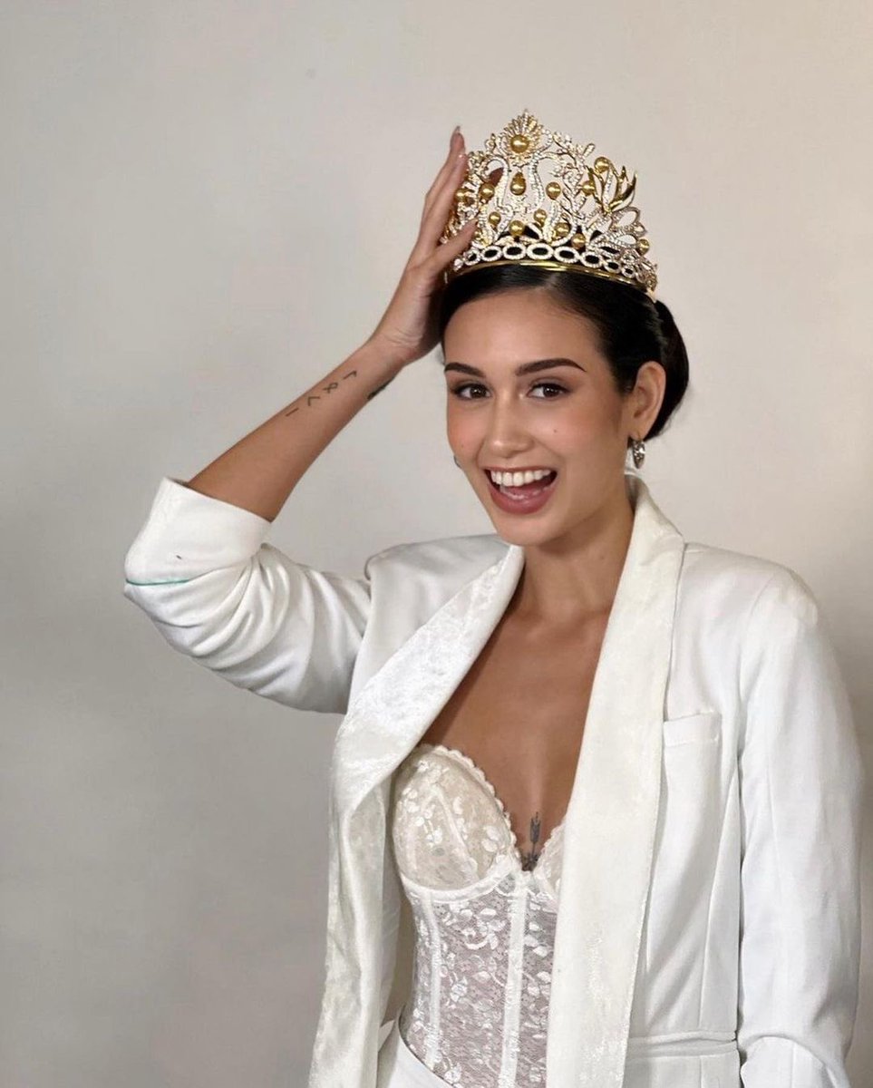 Mis Universe Philippines 2022
@CelesteCortesi wearing the La Mer en Majesté crown… with a smile. 

#MissUniversePhilippines #UniquelyBeautiful