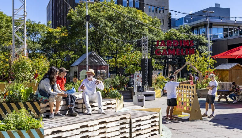 Monmontreal's tweet photo. R6. #Montréal est un endroit extraordinaire, et la saison estivale n’en fait pas exception. Les gens se rassemblent et profitent de tout ce que la ville a à leur offrir. Soyez au rendez-vous pour vous amuser cet été! 
https://t.co/XvvWpkfqhl

📷 @evablue #MTLmoments #CanadaChat https://t.co/0MUZSntem4
