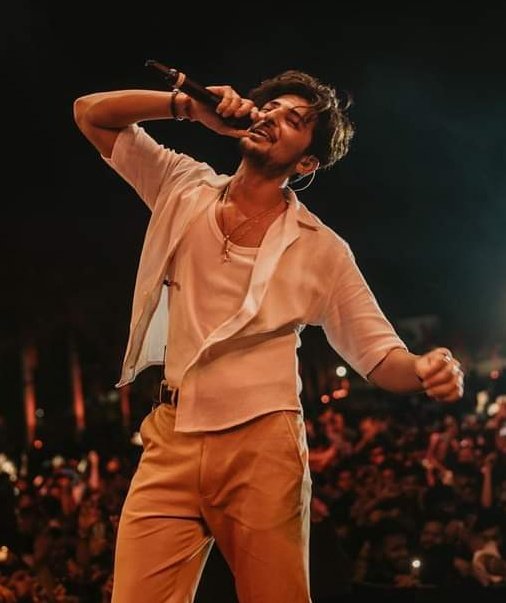 ItsDiptiDZ's tweet photo. if multiverse is real, 
i hope Darshan Raval is a musician in every one of them. 

i hope Blue Family finds their Blue Man and Musician Raval's music in every one of them. 

i hope Darshan Raval &amp; his Blue Family is happy together in every one of them. 🏠💙 https://t.co/wIg82DjKlJ