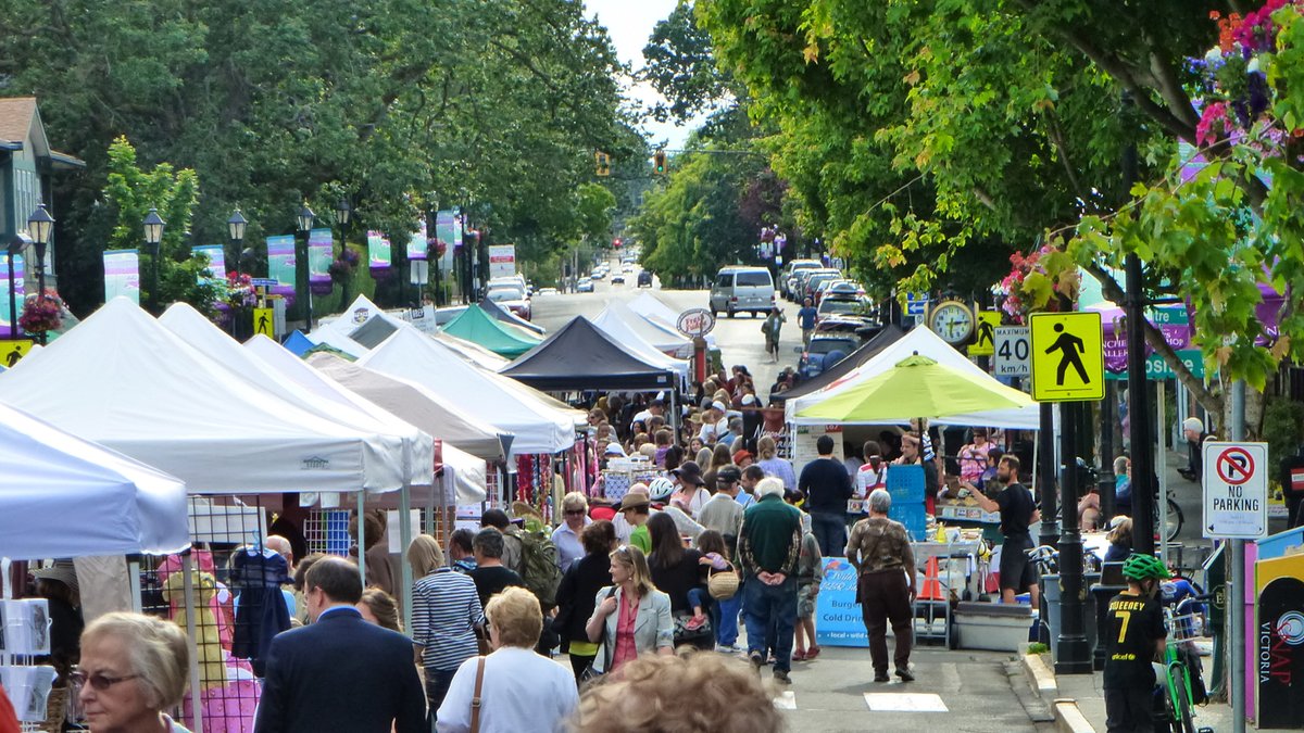 victoriavisitor's tweet image. A6. Our summer markets are where we let our community-spirit – and our love for all things local – shine! Shout-outs go to @EsquimaltMarket (happening every Thurs) and the @MossStMarket (happening every Sat).

#CanadaChat | @ExploreCanada