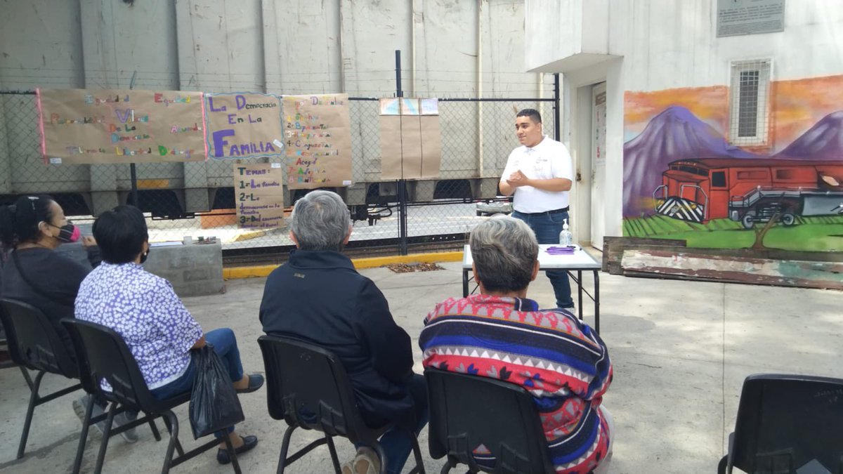 Distrito06IECM's tweet photo. ‼️En estos días Ivón, Iraís y Ángel, prestadores de servicio social🙌🏻en la #DD06 nos acompañaron a visitar la colonia Emiliano Zapata e impartir el taller “La democracia en la familia” 👨👩👦,donde los y las vecinas participaron e interactuaron activamente🙋🏻♀️🙋🏻♂️ #ConstruyendoCiudadania https://t.co/iGhZhhYn7x