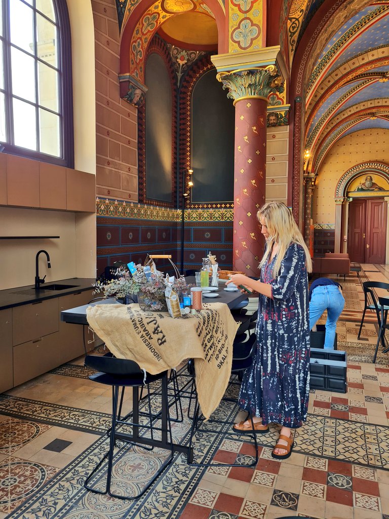 AmiensTourisme's tweet photo. 2ème arrêt de l'après-midi: la sublime chapelle du Musée de Picardie avec Dasi Frère pour mettre en avant la collection de cafés et thés inspirée par le Musée 🤩 Les figurants ont donné de leur personne pour cette partie du tournage (cf photo 1)... #destinationamiens https://t.co/pHIb8Y2iOB