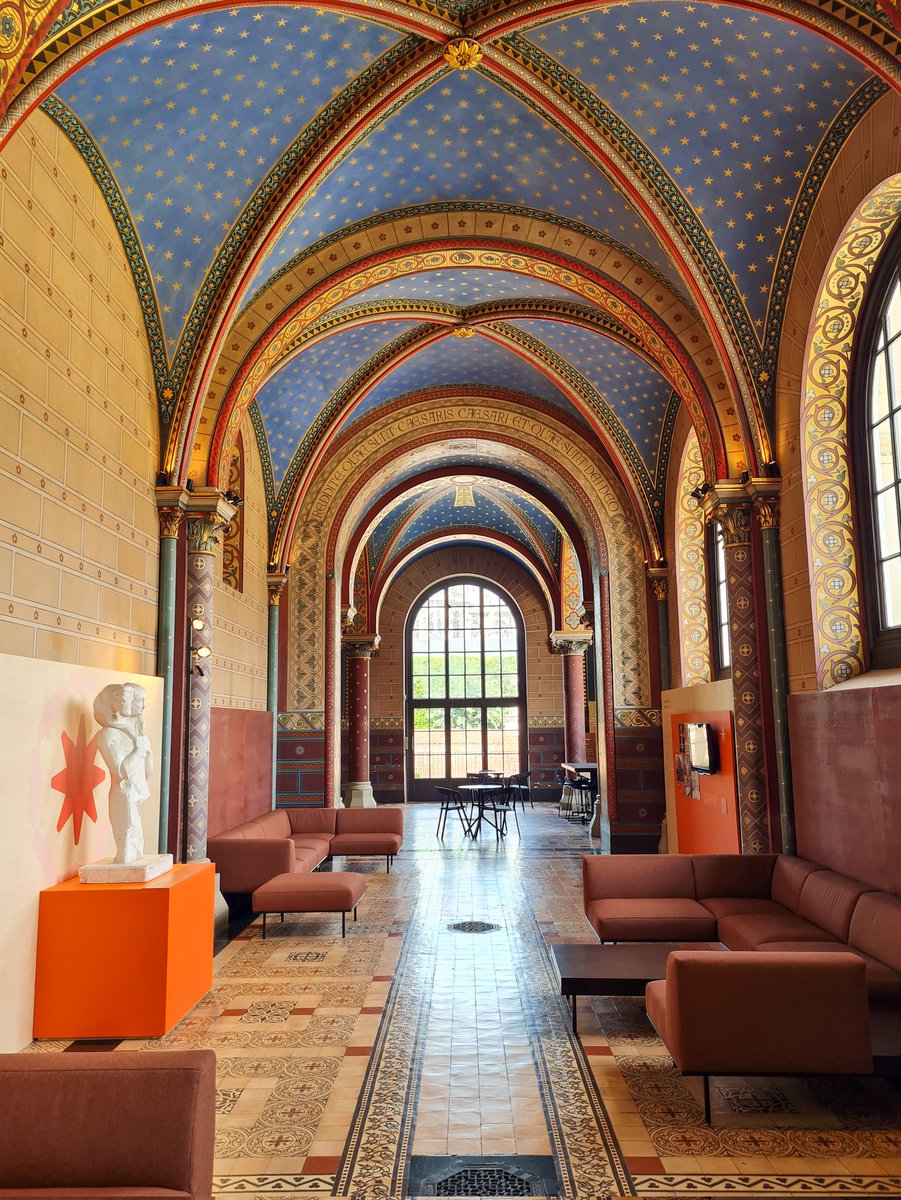 AmiensTourisme's tweet photo. 2ème arrêt de l'après-midi: la sublime chapelle du Musée de Picardie avec Dasi Frère pour mettre en avant la collection de cafés et thés inspirée par le Musée 🤩 Les figurants ont donné de leur personne pour cette partie du tournage (cf photo 1)... #destinationamiens https://t.co/pHIb8Y2iOB