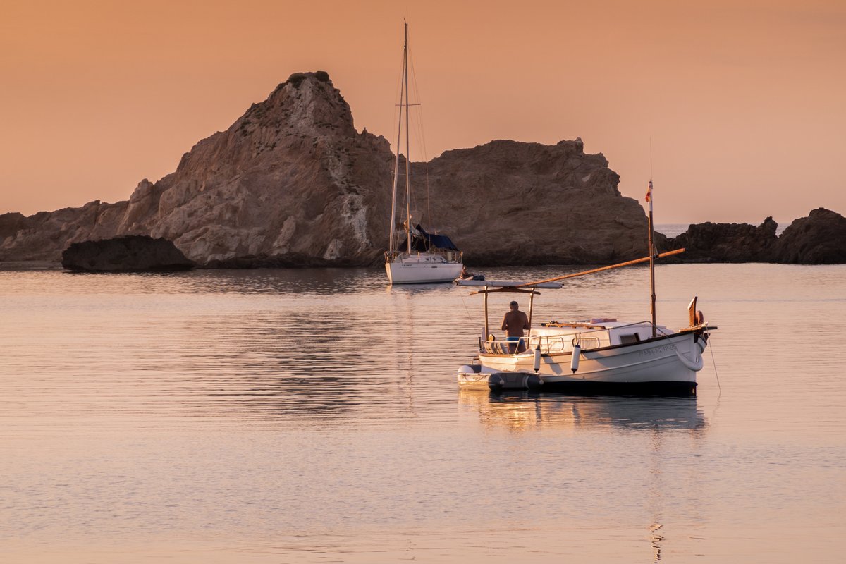 TurismoMenorca's tweet photo. 🌅 Si ver una puesta de sol en #Menorca es un momento mágico, imagina cómo será contemplarla desde el mar. ¡Un espectáculo único! 
#MustSeeMenorca https://t.co/1vUGihGjcW