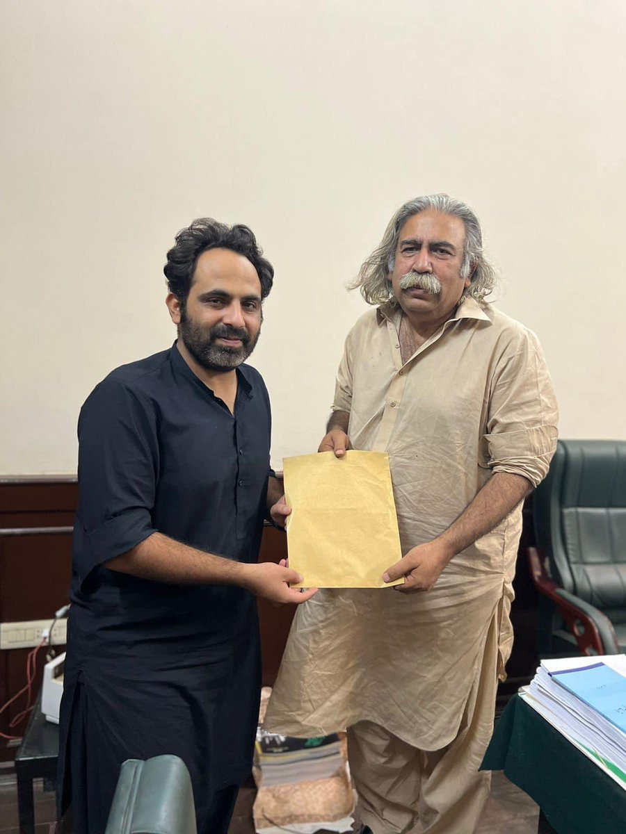 مجلس ِ ترقی ادب  میں باقائدہ جوائننگ تو ۲۰ دن پہلے ہی ہو گئی تھی ۔۔۔ سوچا آپ سے تصویر بھی شئیر کر دوں ۔۔۔۔ پسندیدہ کام اور پسندیدہ جگہ ۔۔۔ ❤️