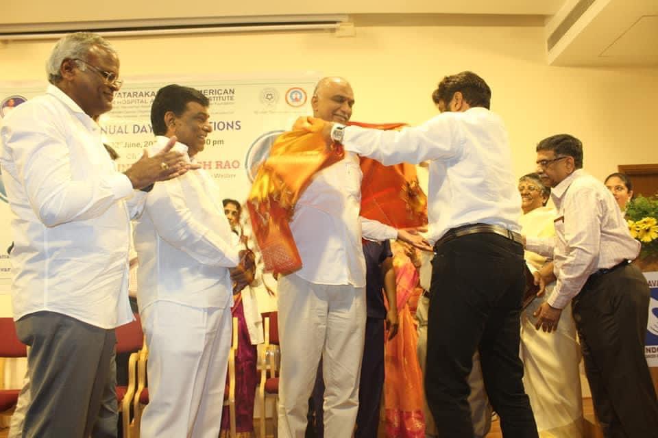 BalayyaUvasena's tweet photo. Minister #HarishRao garu and Balayya ♥️ @trsharish
#NandamuriBalakrishna #BIACH
#22YearsOfBasavatarakamIndoAmericanCancerHospital #22YearsForBIACH https://t.co/4SsSC49Abl